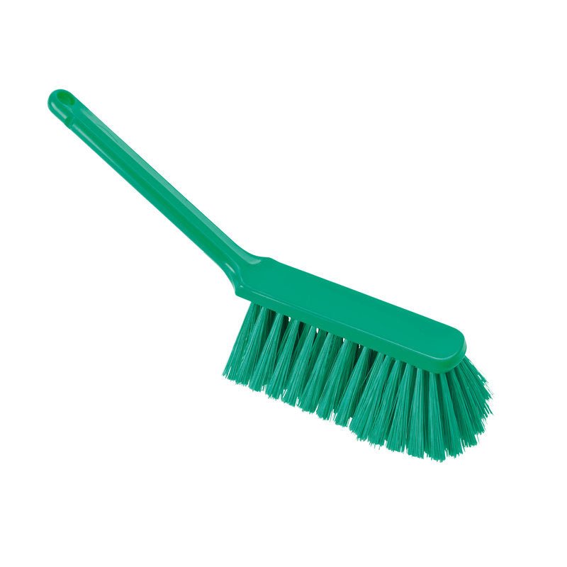 O HANDBESEN, PBT NÃO FENDIDO, 310x40x50mm de Haug Bürsten KG é uma vassoura de mão de plástico verde com cabo longo e cerdas rígidas para limpar pisos, ilustrada diagonalmente sobre um fundo branco simples.