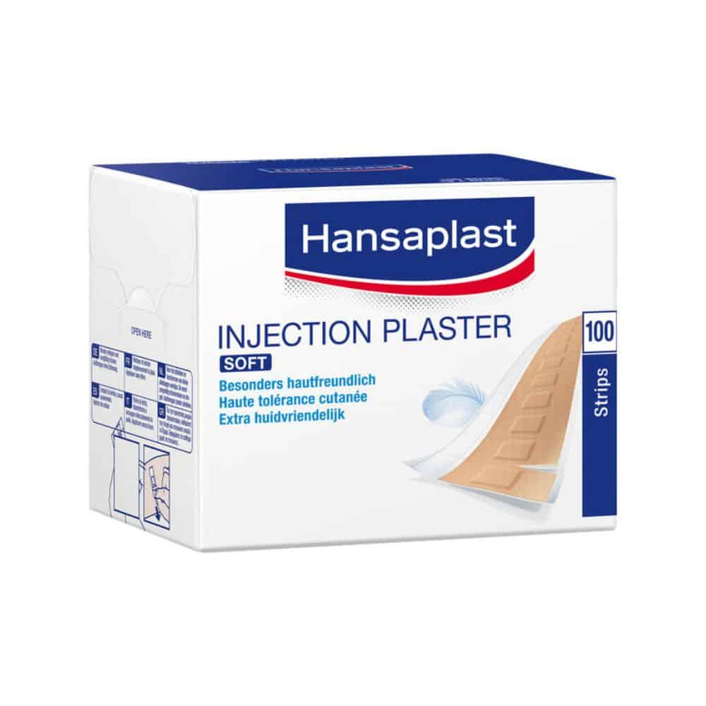 Uma embalagem com 100 pensos Hansaplast Soft Injection (4 x 1,9 cm) da Beiersdorf AG para pele sensível, fabricados com material hipoalergénico. Vem em embalagem branca e azul com texto multilíngue e imagem do penso.