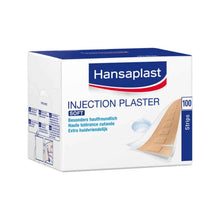 Eine Packung mit 100 Hansaplast Soft Injektionspflaster (4 x 1,9 cm) von Beiersdorf AG für empfindliche Haut, hergestellt aus hypoallergenem Material. Kommt in weißer und blauer Verpackung mit mehrsprachigem Text und Pflasterabbildung.
