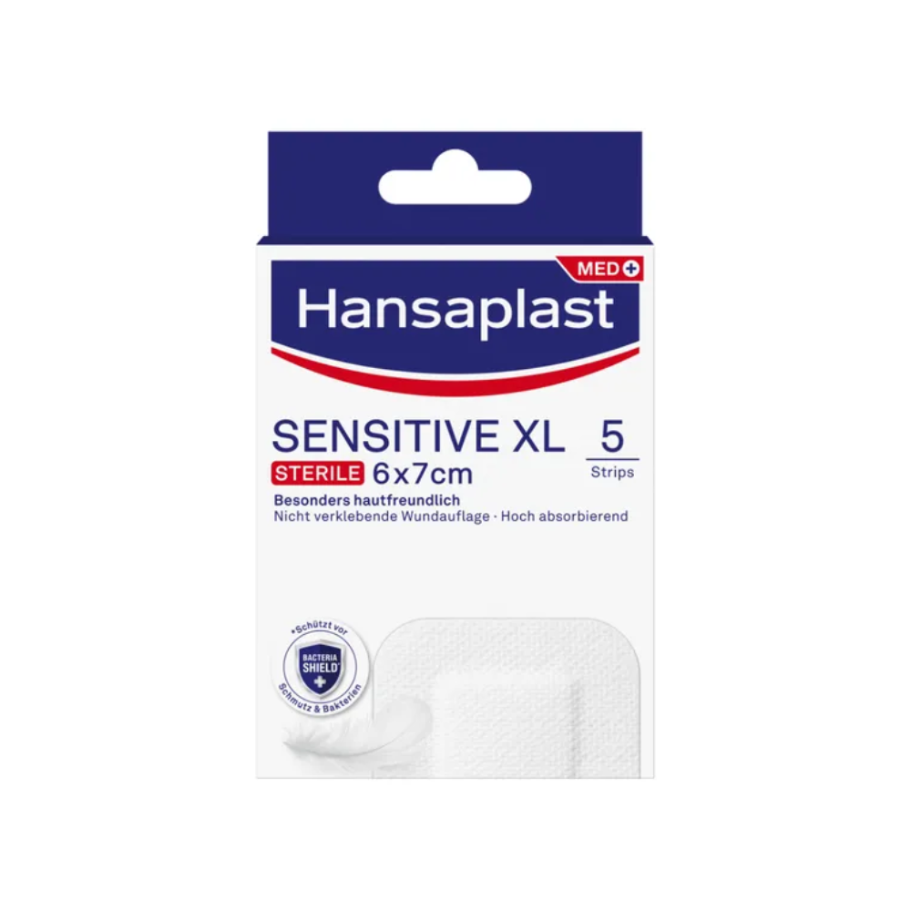 A imagem mostra uma embalagem de Hansaplast Sensitive XL, estéril, especialmente amigável à pele, tiras estéreis da Beiersdorf AG, perfeita para um cuidado eficaz de feridas. A embalagem contém 5 tiras com as dimensões de 6 cm x 7 cm. A embalagem destaca as propriedades amigáveis à pele e não adesivas do produto com alta capacidade de absorção.