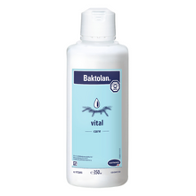 Die weiße Flasche hat ein blaues Etikett mit der Aufschrift „Baktolan vital care“ und einem Tropfendesign, das in weißer Schrift die Vorteile des Hydro-Gels hervorhebt. Sie hat einen hellblauen Verschluss und Logos, die Hautelastizität fördern, unter dem Hauptetikett. Fassungsvermögen: 350 ml. Marke: Paul Hartmann AG, Produkt: Hartmann Baktolan vital (1 Stück).