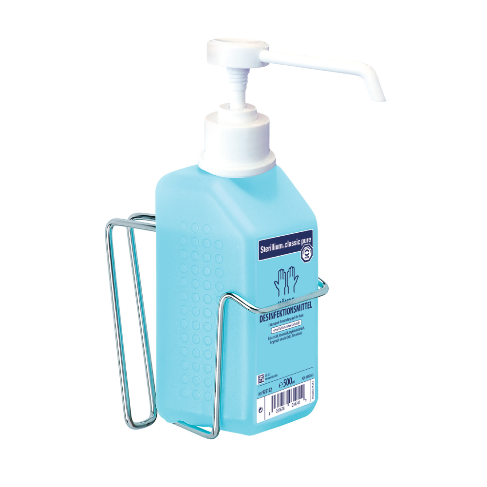 Uma garrafa azul de Sterillium Classic Pure Desinfetante para Mãos com dispensador de bomba está em um suporte metálico para garrafas Hartmann para BODE Eurospender 3 com alça curva para garrafa de 1L | Unidade (1 unidade) de Paul Hartmann AG. Na frente da garrafa há um rótulo com texto e um símbolo de mão. Contém 500 ml de desinfetante, perfeito para áreas sensíveis à higiene.