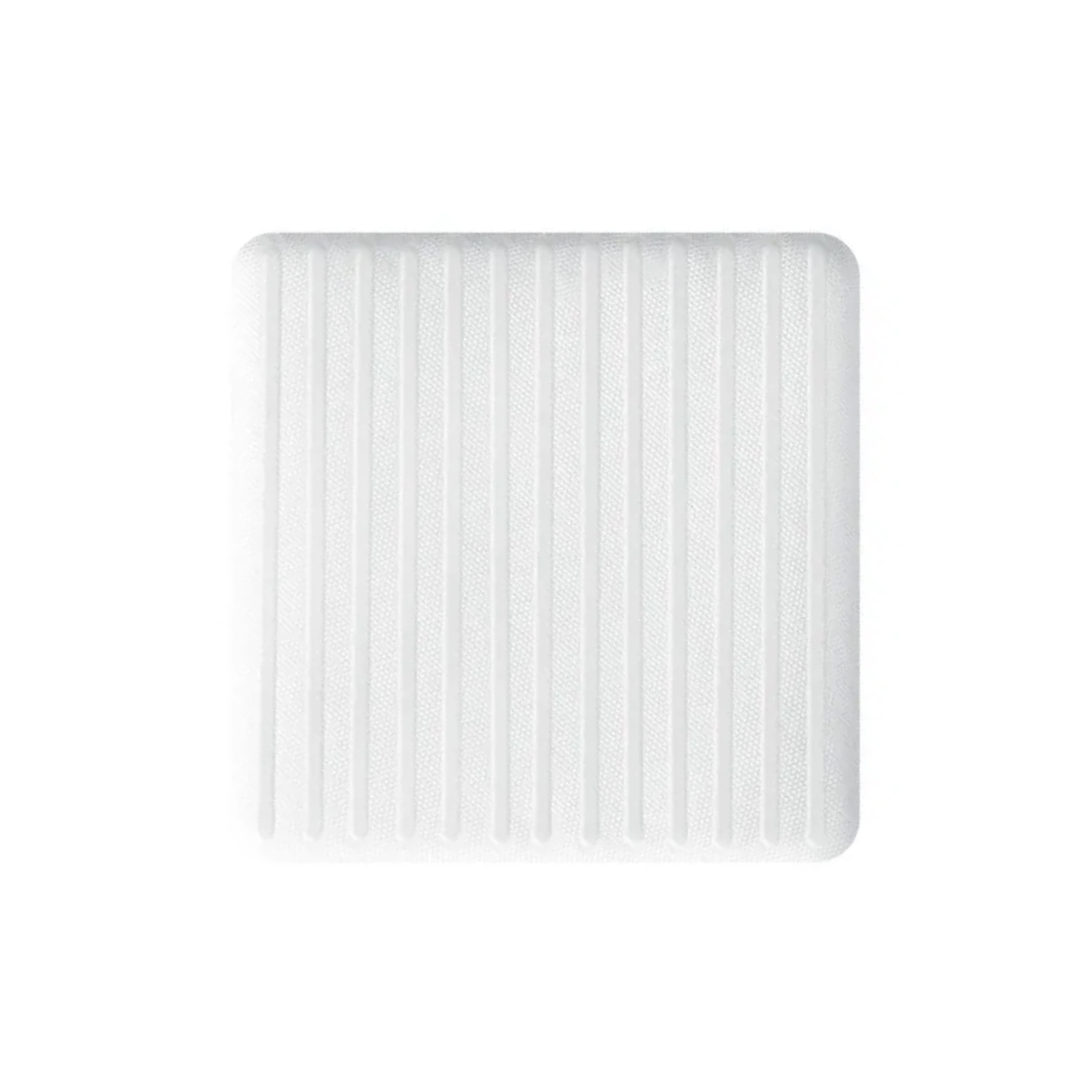 Um filtro de ar branco e retangular com nervuras verticais, projetado para cobertura de ferida Hartmann HydroClean®, vários tamanhos - 10 peças da Paul Hartmann AG, isolado sobre fundo branco.