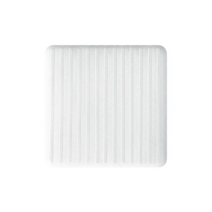 Um filtro de ar branco e retangular com nervuras verticais, projetado para cobertura de ferida Hartmann HydroClean®, vários tamanhos - 10 peças da Paul Hartmann AG, isolado sobre fundo branco.