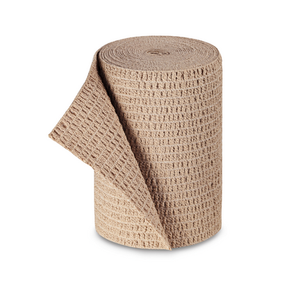 Um rolo de papel crepe estrutural bege em pé, isolado em um fundo branco, com a forte faixa de tração longa Hartmann Lastodur® da Paul Hartmann AG.
