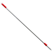 Der Haug Alustiel 1450 mm ø 25MM Besenstiel von Haug Bürsten KG aus eloxiertem Alurohr hat eine rote Spitze und einen roten Anschluss. Er verfügt über ein Aufhängeloch und erfüllt die HACCP-Standardanforderungen für Sicherheit und Qualität. Er wird auf weißem Hintergrund präsentiert und ist in verschiedenen Farben erhältlich.