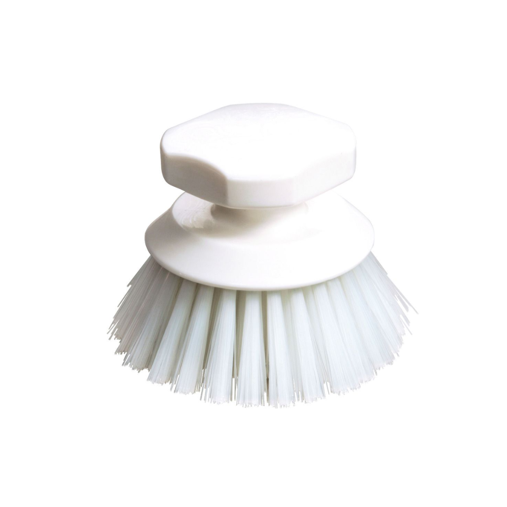 A escova de botão KG Haug, 90 x Ø120 mm, possui um cabo hexagonal branco e uma base redonda. As suas cerdas densamente compactadas se abrem para fora, tornando-a ideal para tarefas de limpeza e garantindo higiene ótima ao esfregar.