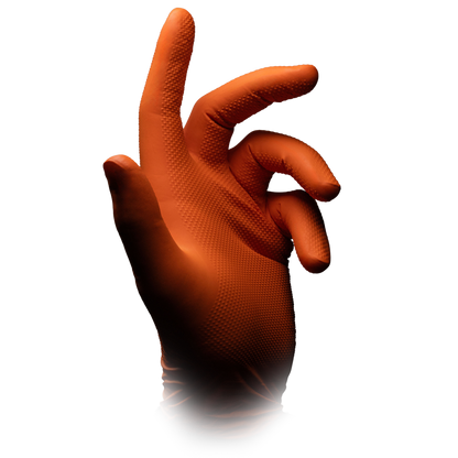 Ein orangefarbener High Grip Einmalhandschuh aus Nitril, ALPHA der AMPri Handelsgesellschaft mbH wird an einer rechten Hand mit ausgestrecktem Zeigefinger und gekrümmten Fingern vor einem schlichten weißen Hintergrund getragen.