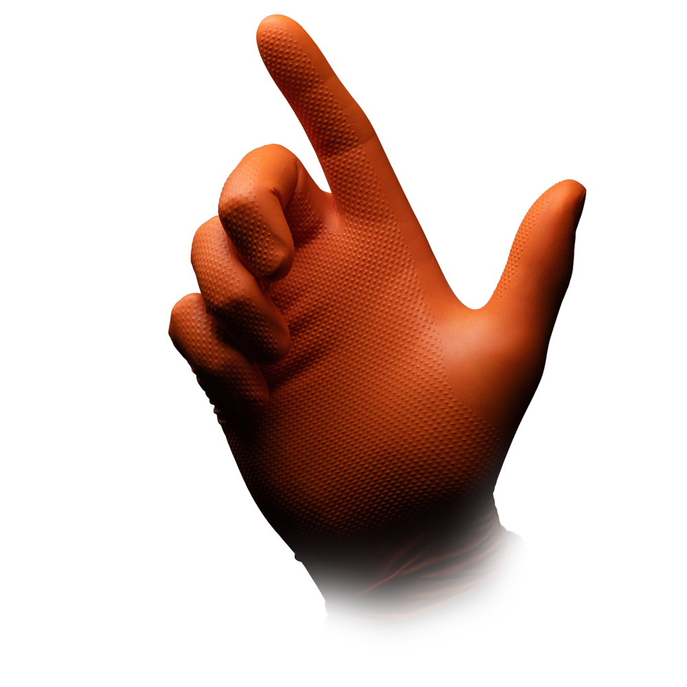 Eine Hand, die einen orangefarbenen High Grip Einmalhandschuh aus Nitril, ALPHA von AMPri Handelsgesellschaft mbH trägt, zeigt mit dem Zeigefinger nach oben auf einen schlichten weißen Hintergrund.