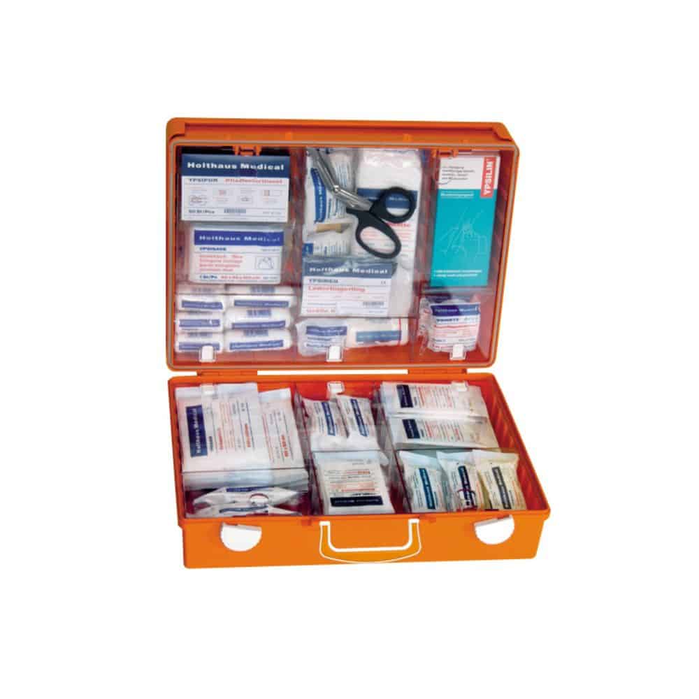 Um kit de primeiros socorros Holthaus Medical MULTI da Holthaus Medical GmbH & Co. KG em uma caixa laranja aberta contém vários suprimentos médicos, incluindo bandagens, compressas de gaze, fita adesiva, tesouras, luvas, toalhetes antissépticos e instruções de uso. Este kit de primeiros socorros é dividido em compartimentos para que os itens permaneçam no lugar.