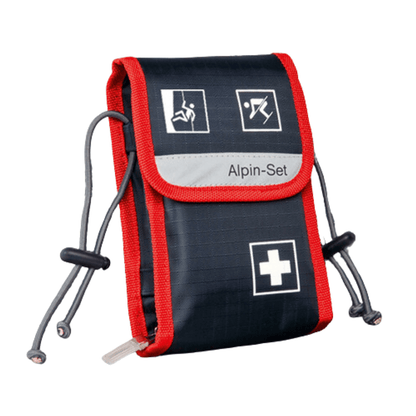 Um kit de primeiros socorros compacto em azul-marinho e vermelho, com símbolos brancos que representam diversos cenários de emergência. O kit de primeiros socorros «Alpin-Set» da Holthaus Medical GmbH & Co. KG, composto por 21 peças, ostenta a inscrição «Kit de primeiros socorros» e está equipado com cordões ajustáveis em ambos os lados.