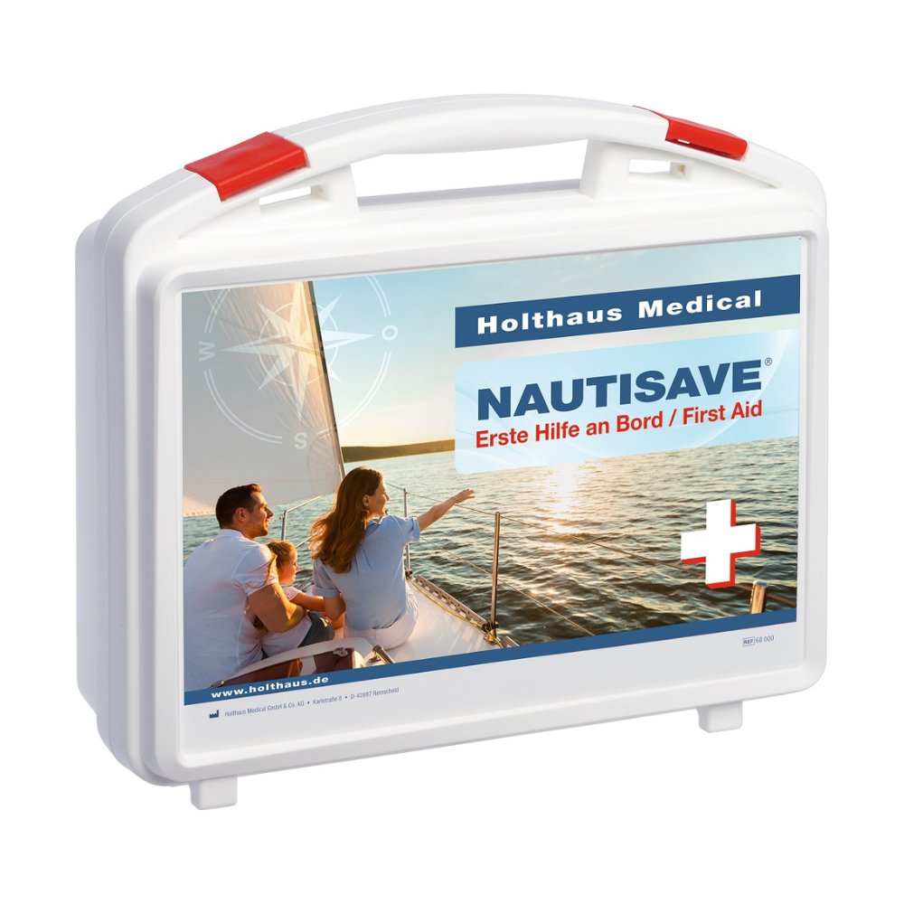 Uma caixa de primeiros socorros Holthaus Nautisave® branca com detalhes vermelhos, rotulada com "Holthaus Medical NAUTISAVE Primeiros Socorros a Bordo / First Aid". A frente da mochila mostra uma imagem de duas pessoas em um veleiro ao pôr do sol, sendo assim ideal para ambientes marítimos.