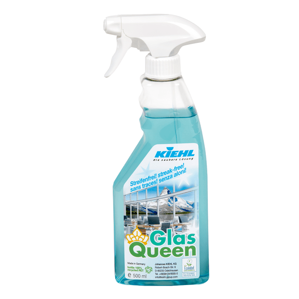 A garrafa de spray de 500 ml Kiehl GlasQueen limpador de vidros e superfícies da Johannes Kiehl KG tem um gatilho branco, líquido azul, instruções de limpeza multilíngues e uma imagem de janelas limpas sem manchas na etiqueta.
