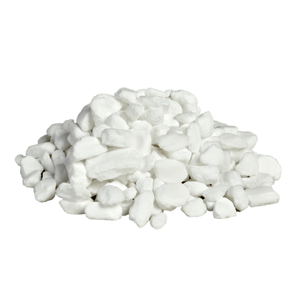 Sobre um fundo branco, há um monte de granulado irregular de sal regenerador Kiehl branco (fragmento/granulado, 25 kg) da Johannes Kiehl KG para uso em sistemas de amolecimento de água.