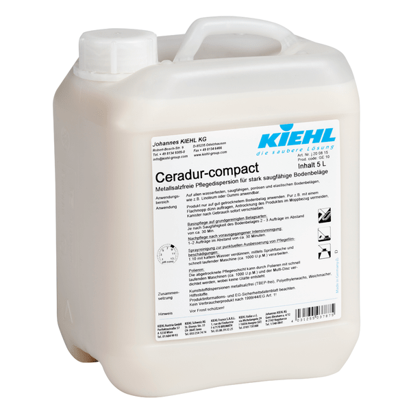 Uma garrafa de 5 litros de Johannes Kiehl KG Ceradur-compact, uma dispersão de cuidado sem sais metálicos para pavimentos altamente absorventes, vem em plástico branco com uma pega e rótulo em alemão. Vendido numa caixa com 2 garrafas.