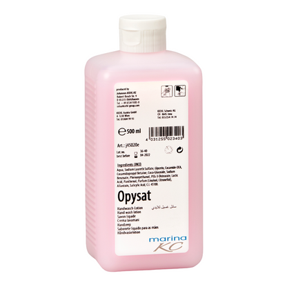 Eine rosa 500-ml-Flasche Kiehl Opysat Handwasch-Lotion der Johannes Kiehl KG, eine pH-neutrale Handseife, hat ein weißes Etikett mit Produktangaben, Inhaltsstoffen, Barcode, Symbolen und "marina KC" am Boden für die sanfte Handreinigung.