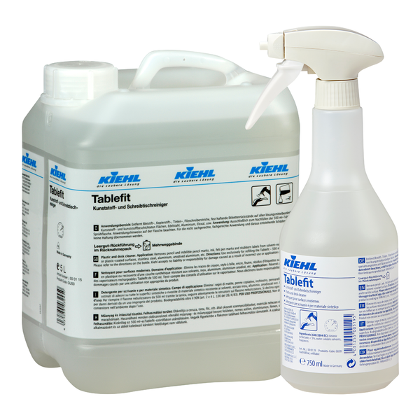 Um recipiente de 5 litros e uma garrafa de spray de 750 ml, ambos com a inscrição "Kiehl Tablefit Limpador de Plástico e Mesa" da Johannes Kiehl KG, estão equipados com rótulos brancos e azuis com informações sobre o produto e logotipos, e contêm uma solução de limpeza líquida.