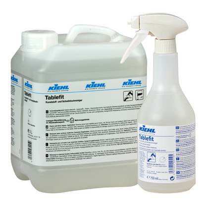 Um recipiente de 5 litros e uma garrafa de spray de 750 ml, ambos com a inscrição "Kiehl Tablefit Limpador de Plástico e Mesa" da Johannes Kiehl KG, estão equipados com rótulos brancos e azuis com informações sobre o produto e logotipos, e contêm uma solução de limpeza líquida.