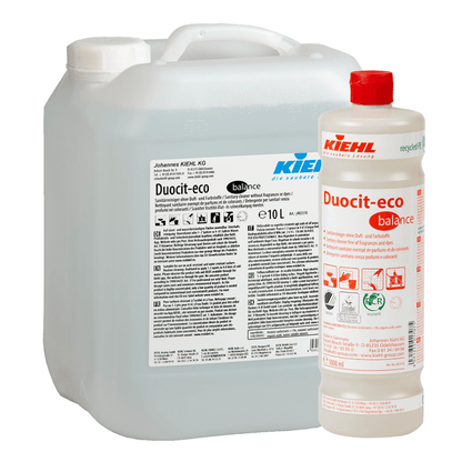 Um recipiente transparente de 10L e uma garrafa branca de 1L de Kiehl Duocit-eco balance Sanitärreiniger ohne Duft- und Farbstoffe da Johannes Kiehl KG, ambos com tampa vermelha e rotulados com instruções de uso e segurança.