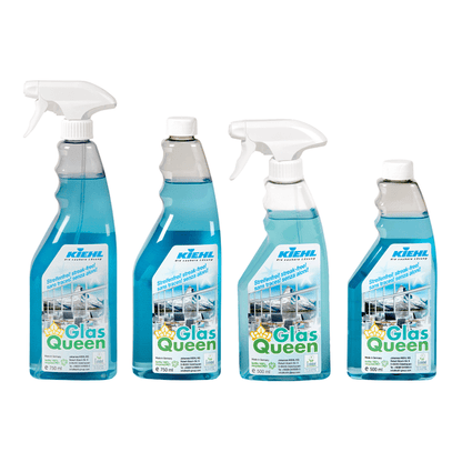 Estão representadas quatro garrafas do limpador de vidros e superfícies Johannes Kiehl KG GlasQueen - duas com cabeça de spray e duas com tampa de rosca. O líquido azul promete uma limpeza sem manchas, e as etiquetas mostram superfícies de vidro impecáveis.