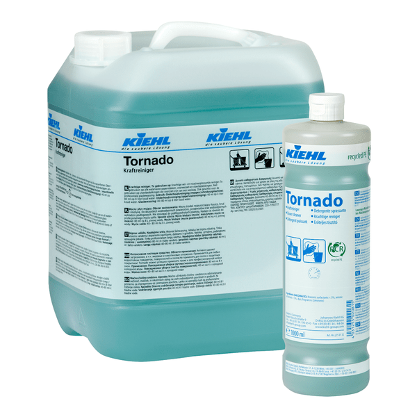 Dois recipientes do Kiehl Tornado Kraftreiniger da Johannes Kiehl KG - um grande e um pequeno - estão preenchidos com líquido azul-esverdeado. Nos rótulos encontram-se informações do produto, instruções e pictogramas deste poderoso limpador industrial.