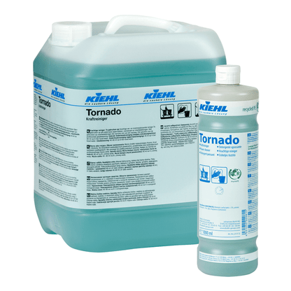 Dois recipientes do Kiehl Tornado Kraftreiniger da Johannes Kiehl KG - um grande e um pequeno - estão preenchidos com líquido azul-esverdeado. Nos rótulos encontram-se informações do produto, instruções e pictogramas deste poderoso limpador industrial.