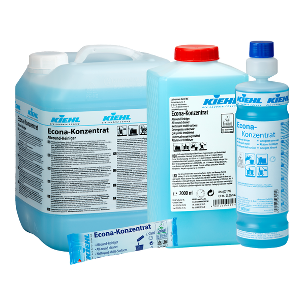 Na imagem, quatro embalagens do Kiehl Econa-Konzentrat Allround-Reiniger da Johannes Kiehl KG em diferentes tamanhos: um jarro grande, garrafas médias e pequenas, bem como um saco descartável, todos com rótulos em branco e azul.