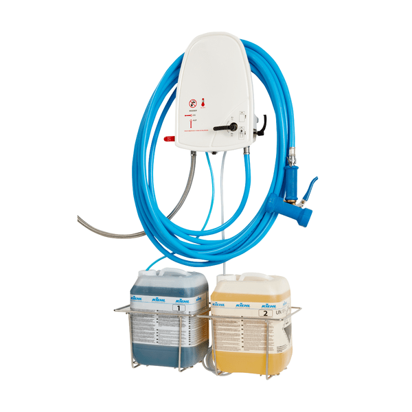 A mangueira Johannes Kiehl KG Kiehl com peça de conexão é projetada para dispositivos ARCANTEC e permite uma distribuição segura de produtos químicos de parede com bicos e recipientes de produtos de limpeza compatíveis em suportes de metal.