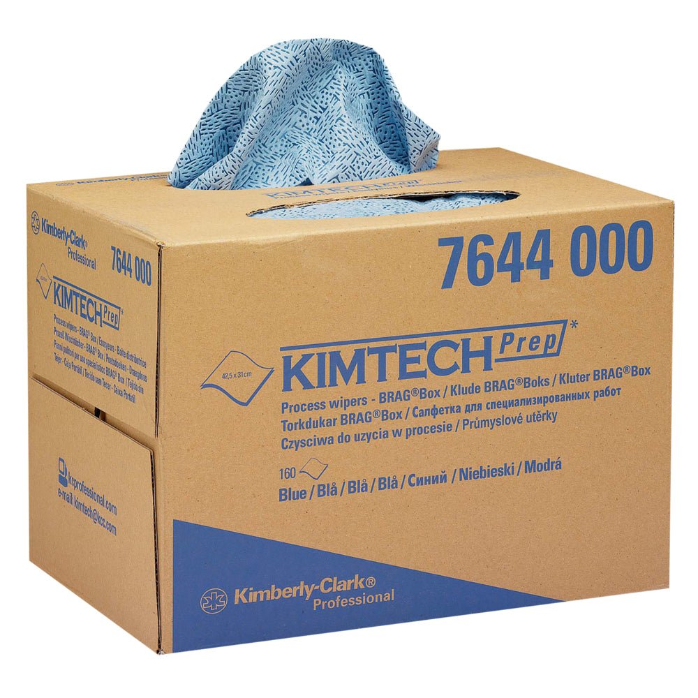 Um pano de limpeza de processo Kimtech® azul estampado é retirado de uma caixa marrom Kimberly-Clark GmbH BRAG™ (1 caixa x 160 panos). A caixa está rotulada com informações do produto e é ideal para limpeza industrial.