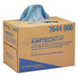 Um pano de limpeza de processo Kimtech® azul estampado é retirado de uma caixa marrom Kimberly-Clark GmbH BRAG™ (1 caixa x 160 panos). A caixa está rotulada com informações do produto e é ideal para limpeza industrial.