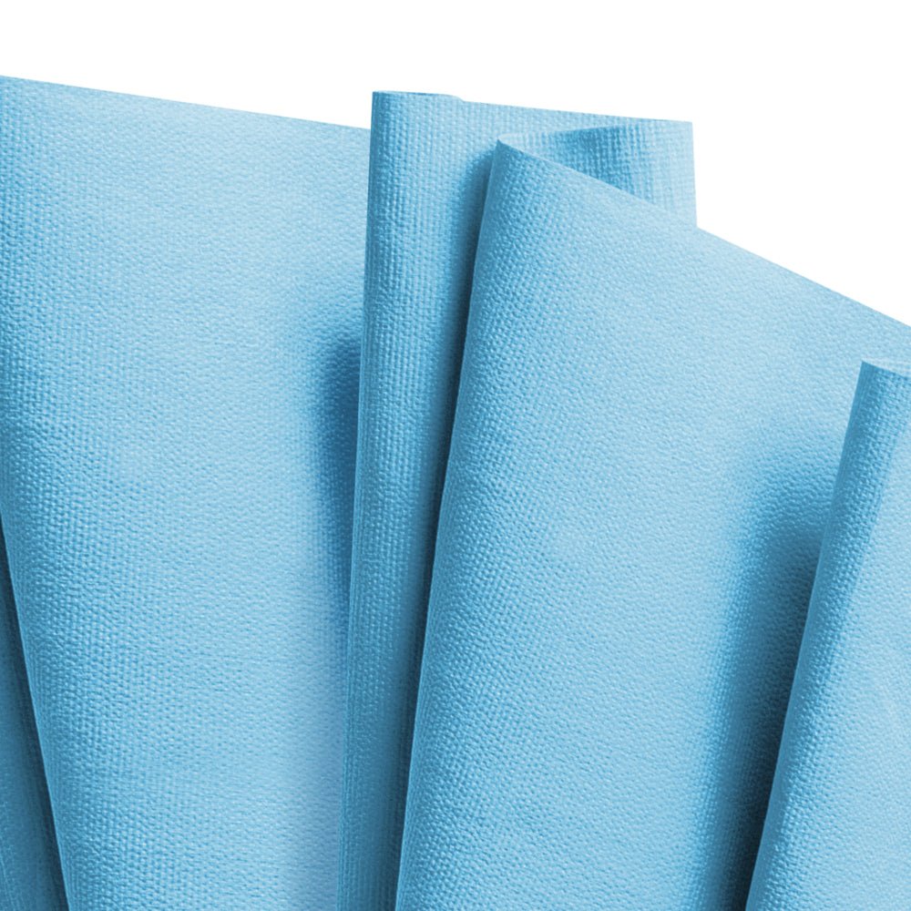 Uma vista de perto de vários panos de limpeza texturizados azul aço WypAll® X80 PowerClean (1 caixa BRAG™ x 160 folhas) da Kimberly-Clark GmbH, sobrepostos e dobrados - perfeito para limpeza industrial.