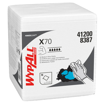 Uma pilha de toalhetes de limpeza WypAll® X70 PowerClean, dobrados em quatro, da Kimberly-Clark GmbH, em embalagem branca com impressão preta e vermelha, bem como instruções de uso e ilustrações de limpeza.