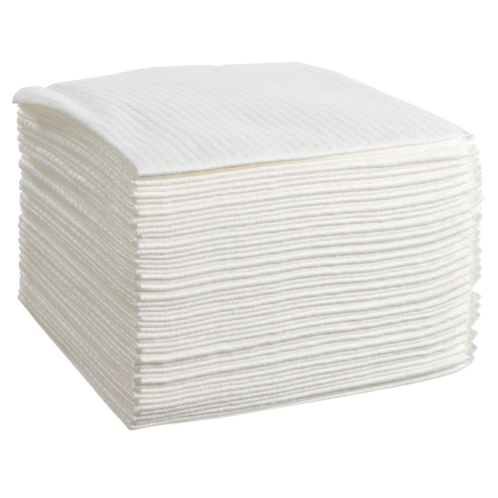 Uma pilha cúbica de toalhetes de limpeza retangulares brancos WypAll® X80 PowerClean dobrados em quarto da Kimberly-Clark GmbH (4 sacos x 50 toalhetes), dispostos ordenadamente diante de um fundo branco simples.