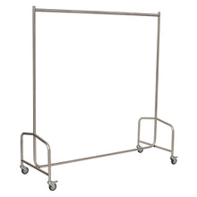 Der Novocal Kittelständer verfügt über einen vollverschweißten Edelstahlrahmen mit vier Rädern und bietet eine stabile und einfache Kleideraufbewahrung ohne zusätzliche Anbauteile oder Dekorationen.