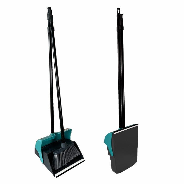Duas imagens mostram o Conjunto de Varredura Arcora Deluxe de Braço Longo da Arcora International GmbH (Caixa, 8 peças): uma com a vassoura e a pá de lixo aberta, a outra com a pá de lixo fechada na vertical. Com cabos longos pretos e detalhes em azul-petróleo, ideal para a limpeza do chão.