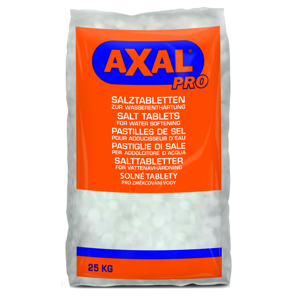 Um saco de 25 kg de AXAL PRO TABS Sal de Regeneração - Sal especial para amaciamento de água da K+S Minerals and Agriculture GmbH está embalado em laranja brilhante e possui texto em vários idiomas, incluindo etiquetas em alemão, inglês e francês. Este sal de regeneração é ideal para o amaciamento eficiente da água na sua casa ou empresa.