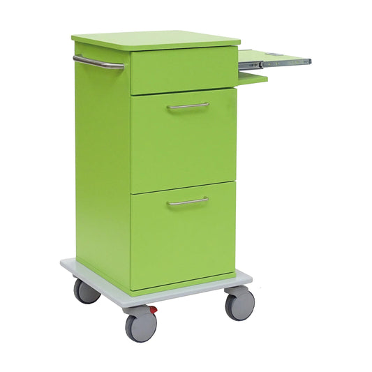 Der Novocal Laptopwagen mit seitlich ausziehbarem Laptop-Fach ist ein grüner Rollwagen mit drei Schubladen, einem Seitengriff, vier grauen Lenkrollen (eine mit rotem Bremshebel) und steht auf einem weißen Sockel.