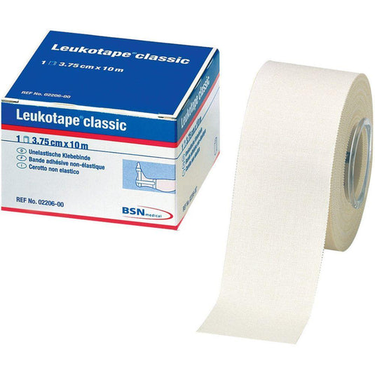 Um rolo de Leukotape Sport Tape Classic (3,75 cm x 10 m, branco) da BSN Medical GmbH, destinado a lesões desportivas, está parcialmente desenrolado; na embalagem constam o nome do produto, o tamanho e a marca.
