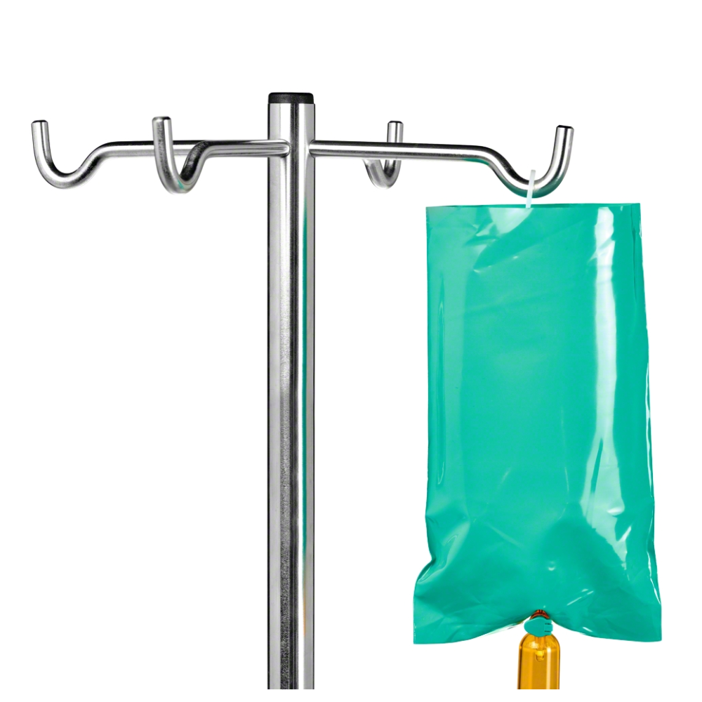 Representado está um suporte de infusão de metal com vários ganchos, dos quais um segura uma capa de proteção contra luz B. Braun parcialmente visível para Ecoflac® plus Green Bag. A estrutura é simplesmente branca, ideal para o atendimento médico com soluções sensíveis à luz.