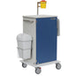 Um carrinho de medicamentos Novocal da Novocal com portas azuis, cobertura branca, puxadores de metal, chassis de placa de plástico sólido, está sobre 4 rodas e tem um caixote do lixo lateral branco e um recipiente amarelo para objetos cortantes em cima.