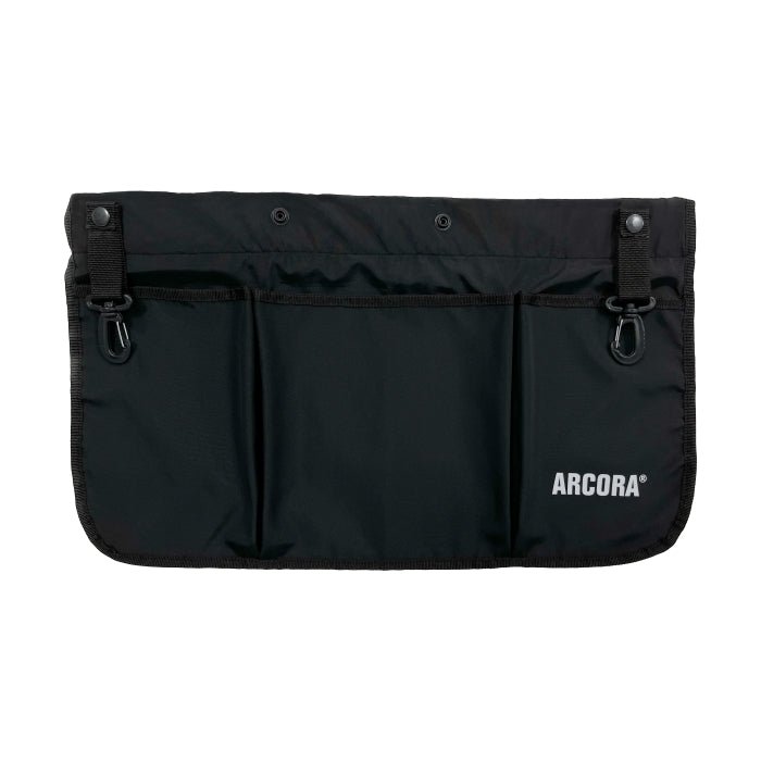 A Arcora Multi Tool Belt Bolsa de Trabalho de Cintura Com Cinto Preto da Arcora International GmbH é uma bolsa de tecido preta com três bolsos frontais, duas alças ajustáveis na parte superior e a impressão "ARCORA" em branco no canto inferior direito.
