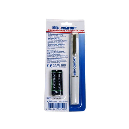 A luz de diagnóstico Med-Comfort (branca) da AMPri Handelsgesellschaft mbH é fornecida em uma embalagem de plástico com uma lâmpada em forma de caneta e baterias de longa duração; instruções e detalhes do produto estão impressos na embalagem.