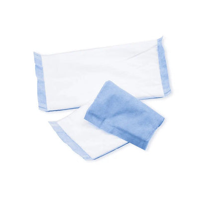 Dois toalhas brancas dobradas e uma pequena toalha azul BeeSana® Compressa de Sucção da Meditrade GmbH, dispostas ordenadamente sobre um fundo branco simples.