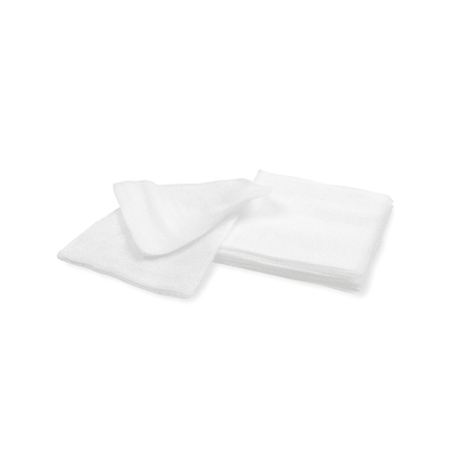 Duas toalhas brancas dobradas sobre um fundo branco simples. Uma toalha está parcialmente sobreposta à outra, mostrando sua textura macia e semelhança com a compressa de gaze Meditrade BeeSana® em instalações médicas da Meditrade GmbH.