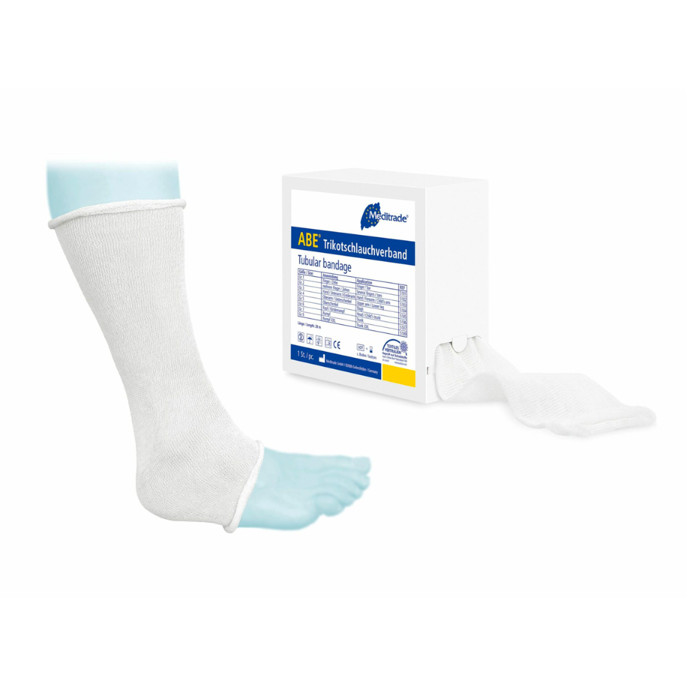 Um pé com uma faixa tubular Meditrade ABE® branca ao lado de uma caixa com a inscrição "abe 7,6x11cm faixa tubular" e uma mão enluvada demonstra a aplicação de