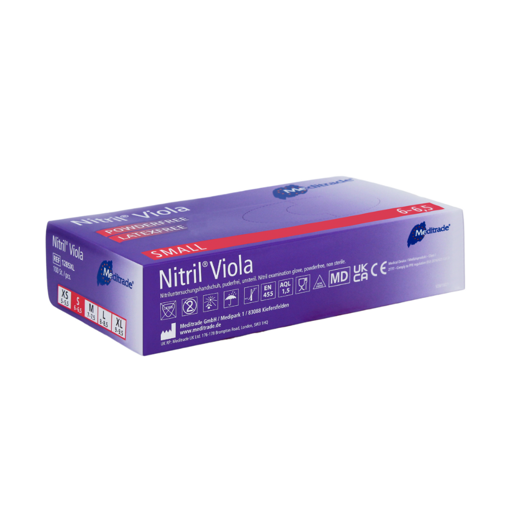 Uma caixa de luvas descartáveis Meditrade GmbH Meditrade Nitril® Viola Luvas de nitrilo coloridas em lilás, tamanho pequeno, em lilás, com detalhes do produto e certificações na embalagem.