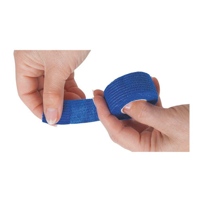 Duas mãos seguram e desenrolam um rolo de curativo de dedo BeeSana© SafeCut da Meditrade GmbH. Este curativo elástico e texturizado é ideal para proteção de feridas em um fundo branco simples.