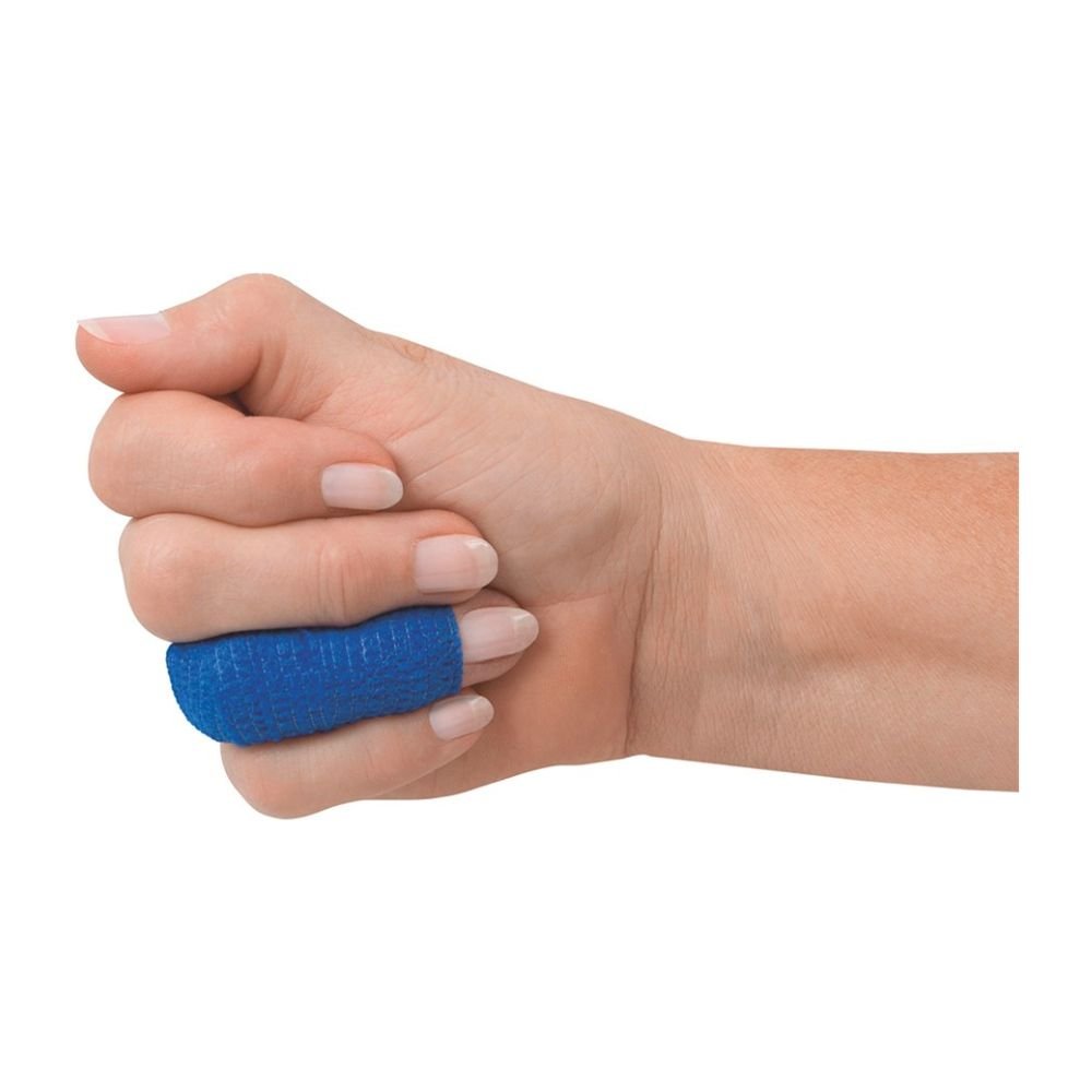 Uma mão com um curativo de dedo BeeSana© SafeCut da Meditrade GmbH em azul envolve o polegar para proteção de feridas. O punho de pele clara está levemente fechado, com o polegar esticado para fora, em um fundo branco simples.