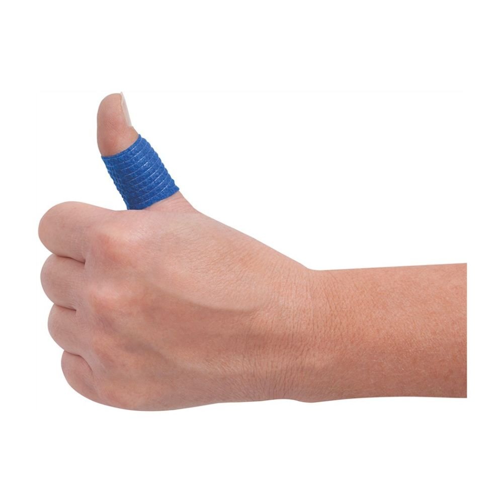 Um polegar para cima com um curativo de dedo azul BeeSana© SafeCut da Meditrade GmbH apresenta sua proteção em um fundo branco simples.