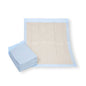 Ao lado de uma base aberta, há uma pilha de protetores de cama Meditrade 60 x 90 cm feitos de celulose reciclada ecologicamente correta. Com seu design retangular com borda azul e centro bege, essas bases da Meditrade GmbH oferecem higiene ou proteção.
